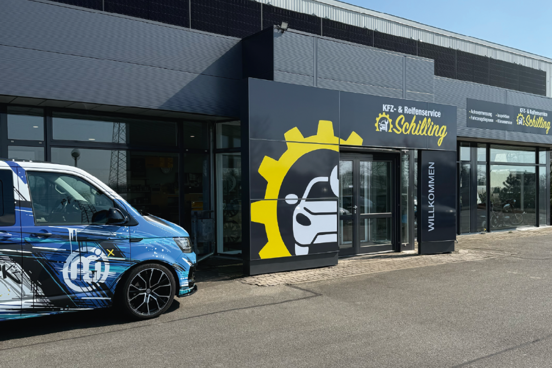 Eingangsportal Autohaus